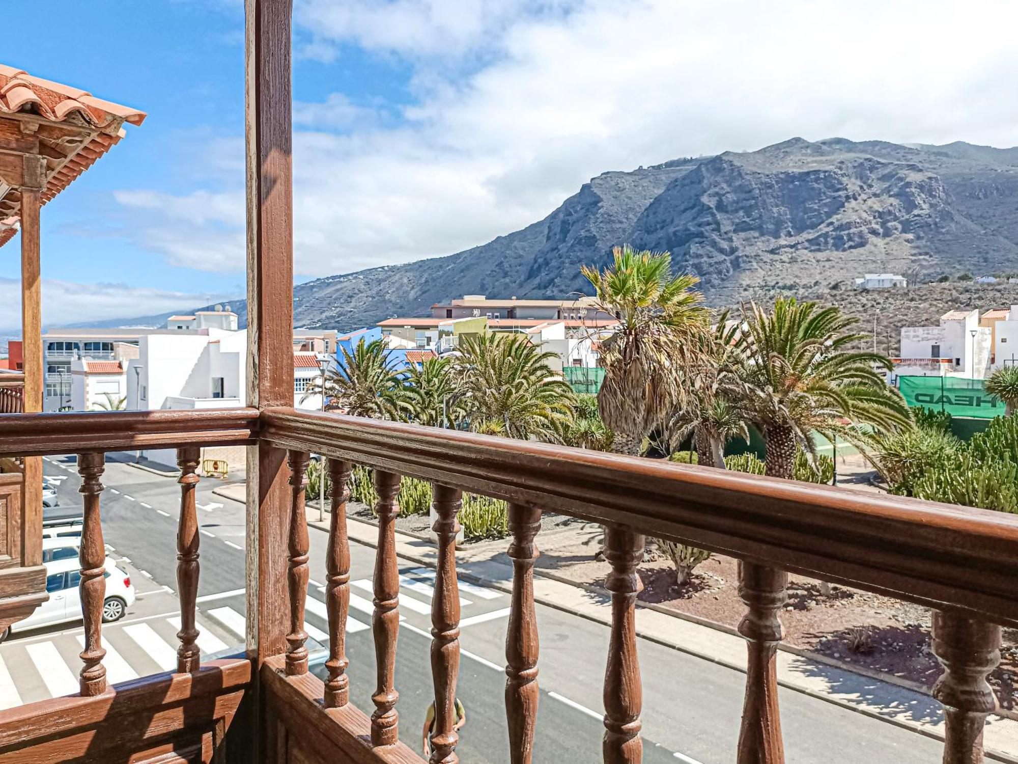 Beautiful 1 Bedroom With Mountain View *